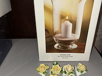 Lot 149 - windlamp en set biscuit roosjes - afbeelding 1 van  3