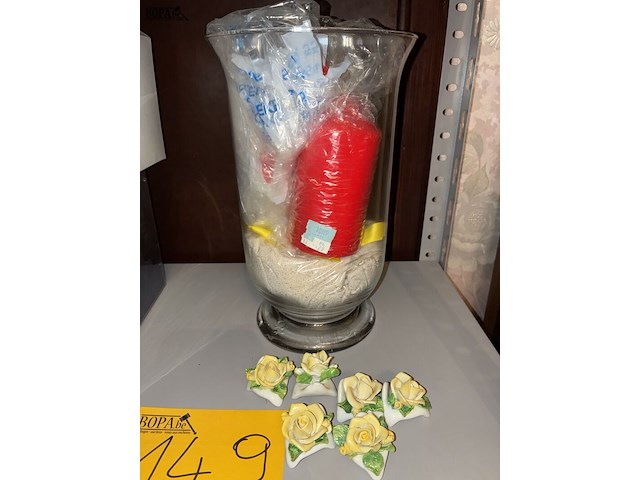 Lot 149 - windlamp en set biscuit roosjes - afbeelding 2 van  3