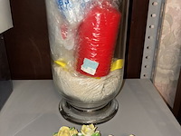 Lot 149 - windlamp en set biscuit roosjes - afbeelding 2 van  3