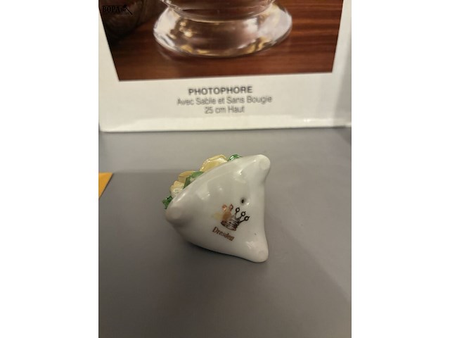 Lot 149 - windlamp en set biscuit roosjes - afbeelding 3 van  3