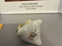 Lot 149 - windlamp en set biscuit roosjes - afbeelding 3 van  3