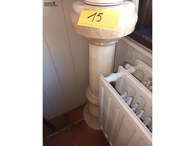 Lot 15 - albasten plantenstaander en bloempot - afbeelding 3 van  5