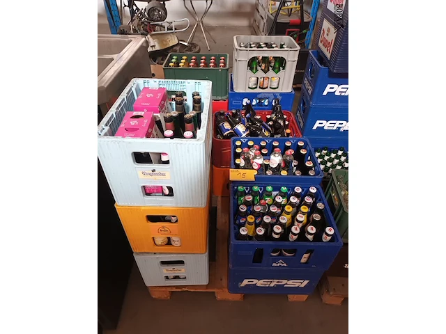 Lot 15 - bakken met bier en frisdrank. 18 stuks - afbeelding 1 van  7
