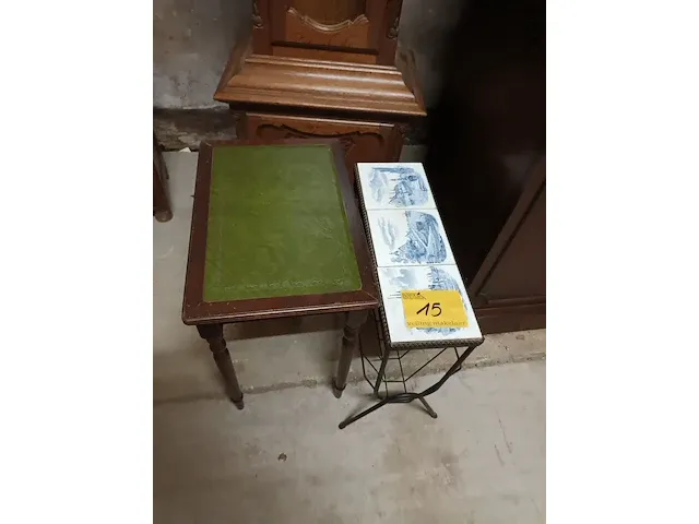 Lot 15 - bijzettafel en krantenrekje - afbeelding 1 van  3