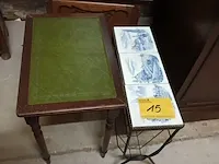Lot 15 - bijzettafel en krantenrekje - afbeelding 1 van  3