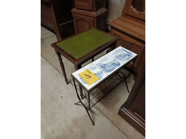 Lot 15 - bijzettafel en krantenrekje - afbeelding 2 van  3