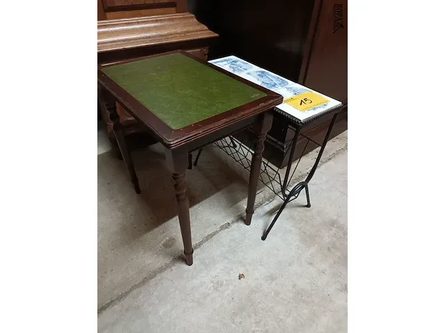 Lot 15 - bijzettafel en krantenrekje - afbeelding 3 van  3