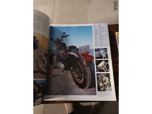 Lot 15 - boek harley-davidson - afbeelding 4 van  5