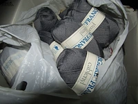 Lot 15 - breiwol, stoffen en kledij - afbeelding 1 van  2