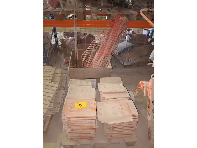 Lot 15 - dakpannen, metalen staven en afspanningsnet - afbeelding 1 van  3