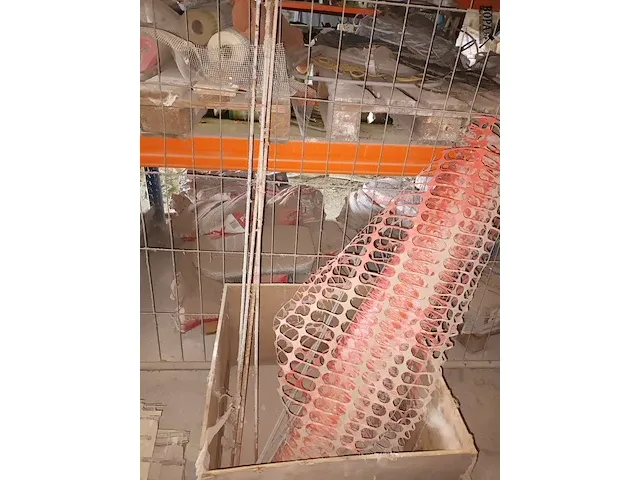 Lot 15 - dakpannen, metalen staven en afspanningsnet - afbeelding 3 van  3