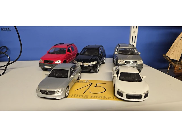 Lot 15 - diverse miniatuur autootjes 5 stuks - afbeelding 1 van  1