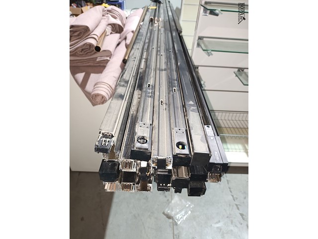 Lot 15 - elektrogeleide rails voor spots. 30 stuks - afbeelding 2 van  3