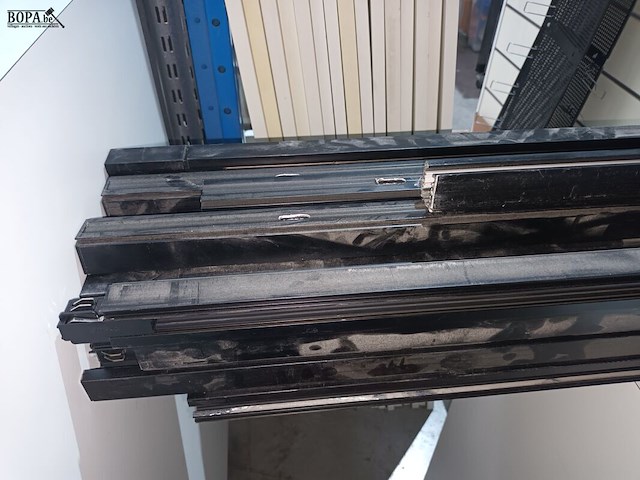 Lot 15 - elektrogeleide rails voor spots. 30 stuks - afbeelding 3 van  3