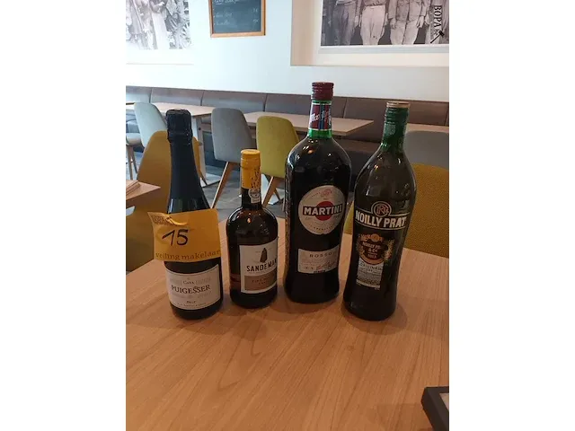 Lot 15 - flessen alcoholische drank. 4 stuks - afbeelding 1 van  3