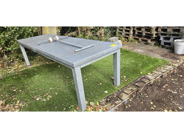 Lot 15 - gegalvaniseerde tuintafel - afbeelding 1 van  4