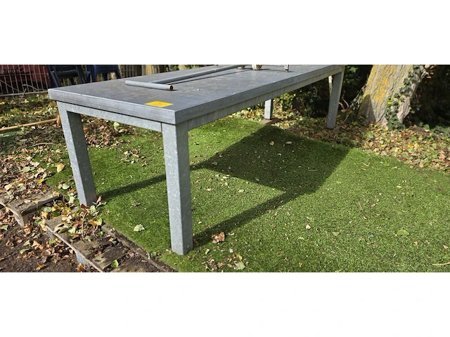 Lot 15 - gegalvaniseerde tuintafel - afbeelding 3 van  4