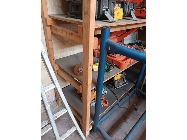 Lot 15 - houten rek - afbeelding 2 van  3