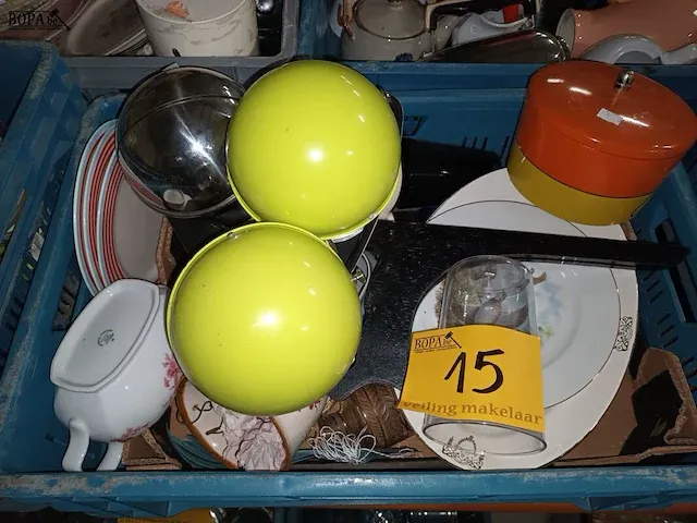 Lot 15 - huisraad. 1 bak - afbeelding 1 van  4