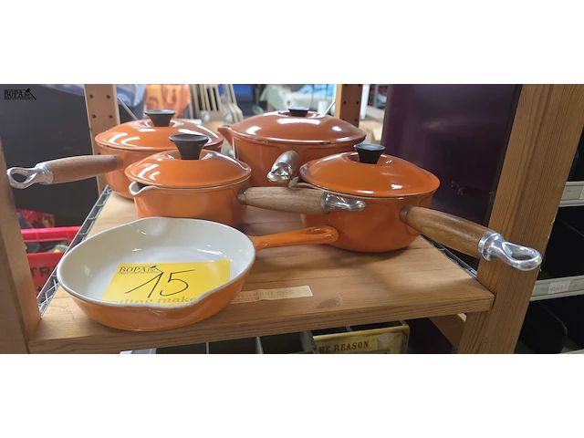 Lot 15 - le creuset potten, 4 stuks + 1 pan. - afbeelding 1 van  3