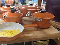 Lot 15 - le creuset potten, 4 stuks + 1 pan. - afbeelding 1 van  3