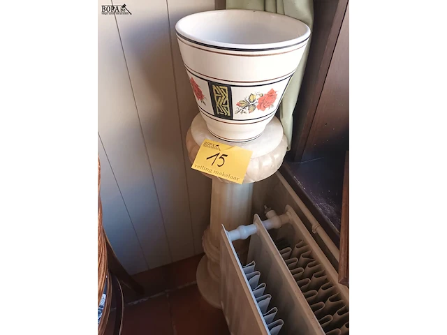 Lot 15 - marmeren plantenstaander en bloempot - afbeelding 1 van  5