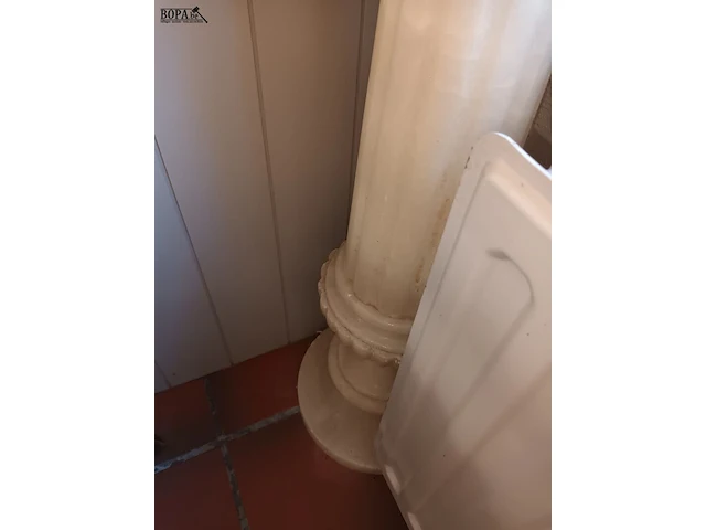 Lot 15 - marmeren plantenstaander en bloempot - afbeelding 5 van  5