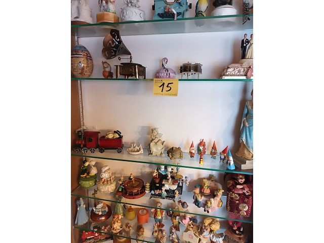 Lot 15 - muziekdoosjes en beeldjes. 70 stuks - afbeelding 1 van  9