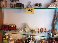 Lot 15 - muziekdoosjes en beeldjes. 70 stuks