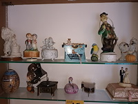 Lot 15 - muziekdoosjes en beeldjes. 70 stuks - afbeelding 2 van  9