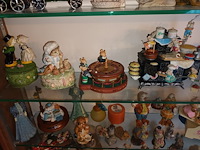 Lot 15 - muziekdoosjes en beeldjes. 70 stuks - afbeelding 5 van  9