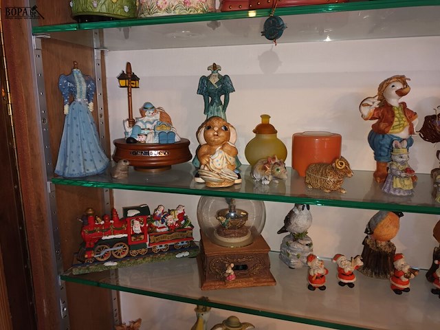 Lot 15 - muziekdoosjes en beeldjes. 70 stuks - afbeelding 7 van  9