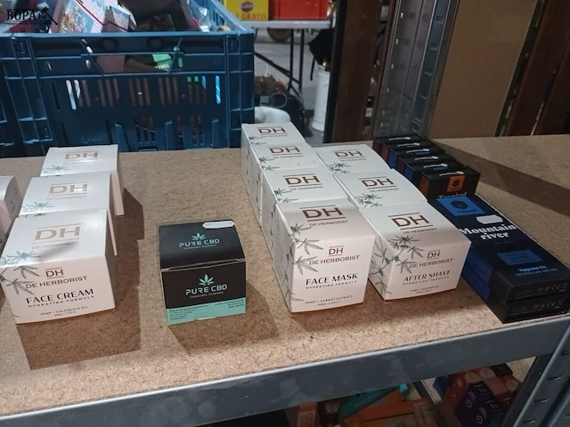 Lot 15 - schoonheidsproducten - afbeelding 6 van  11