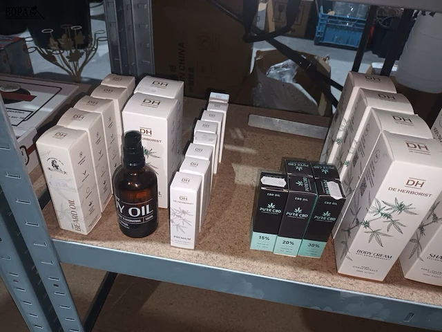 Lot 15 - schoonheidsproducten - afbeelding 8 van  11