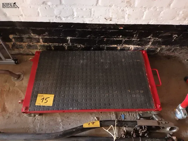 Lot 15 - werkplaatskar - afbeelding 1 van  3