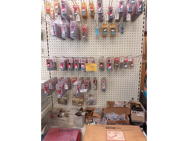 Lot 150 - metaalbouten - afbeelding 1 van  5