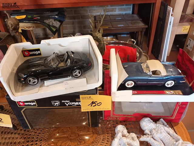 Lot 150 - model auto’s. 2 stuks - afbeelding 1 van  7