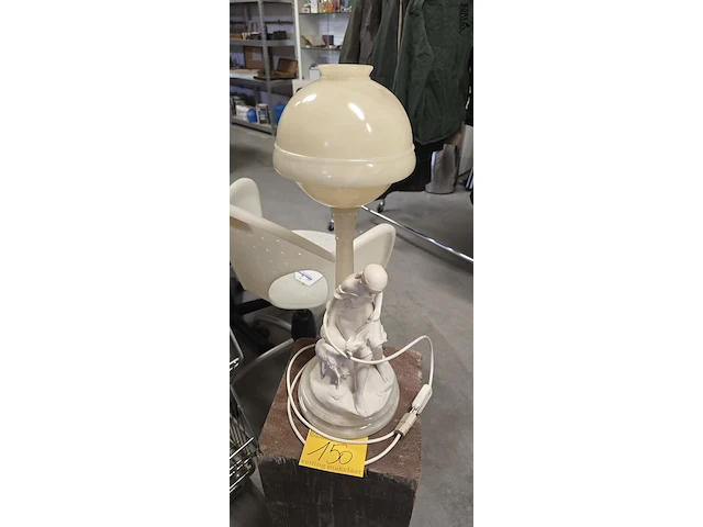 Lot 150 - vintage lamp, meisje met schaap op marmeren voet en marmeren - afbeelding 1 van  4