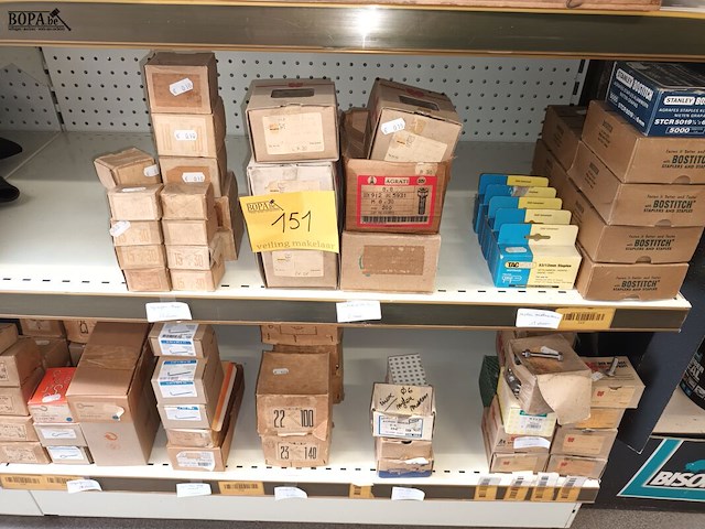 Lot 151 - bouten, moeren, vijsogen, haken - afbeelding 1 van  6