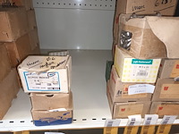 Lot 151 - bouten, moeren, vijsogen, haken - afbeelding 4 van  6