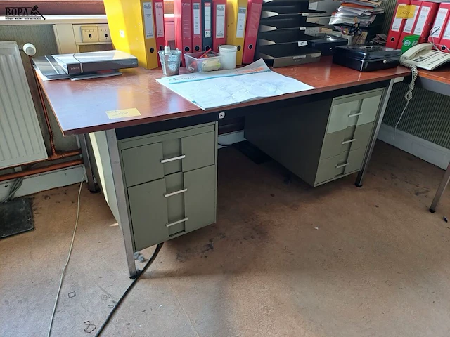 Lot 151 - bureau met lades - afbeelding 1 van  4