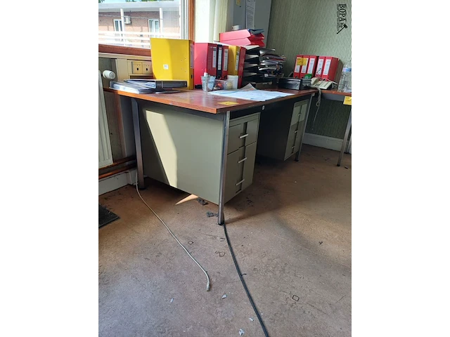 Lot 151 - bureau met lades - afbeelding 2 van  4