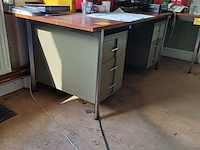 Lot 151 - bureau met lades - afbeelding 2 van  4