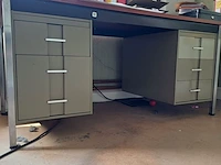 Lot 151 - bureau met lades - afbeelding 3 van  4