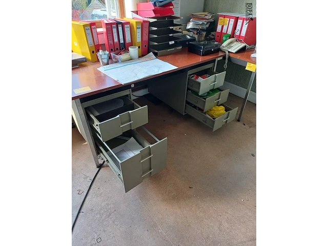 Lot 151 - bureau met lades - afbeelding 4 van  4