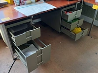 Lot 151 - bureau met lades - afbeelding 4 van  4