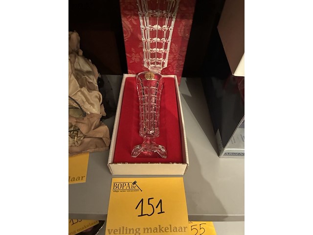 Lot 151 - kristallen vaasje, cristal d'arques - afbeelding 1 van  2