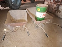 Lot 151 - kruiwagens en olieton - afbeelding 1 van  4