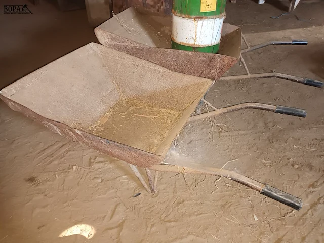 Lot 151 - kruiwagens en olieton - afbeelding 2 van  4