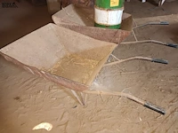 Lot 151 - kruiwagens en olieton - afbeelding 2 van  4